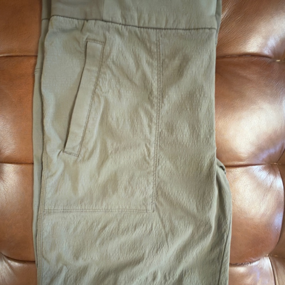 Athleta Trekkie Bermuda Shorts! NWOT - Picture 3 of 5